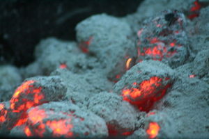 800px-Gluehende Kohle (CloseUp) 001.JPG