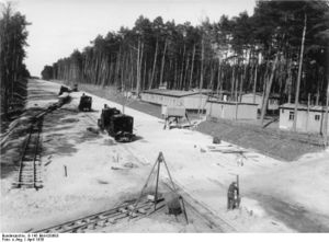 Wanderbaustelle mit getarntem Raubbau.jpg