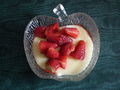 Vanillepudding mit frischen Erdbeeren.JPG